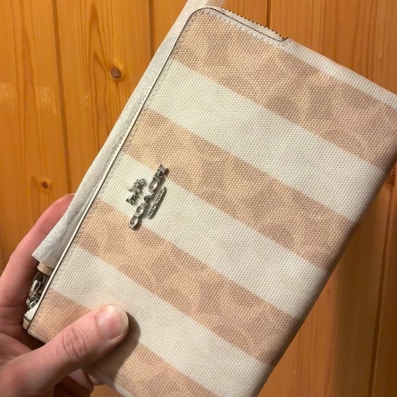 Lg Coach Zip Wristlet NWT - Picture 4 of 8